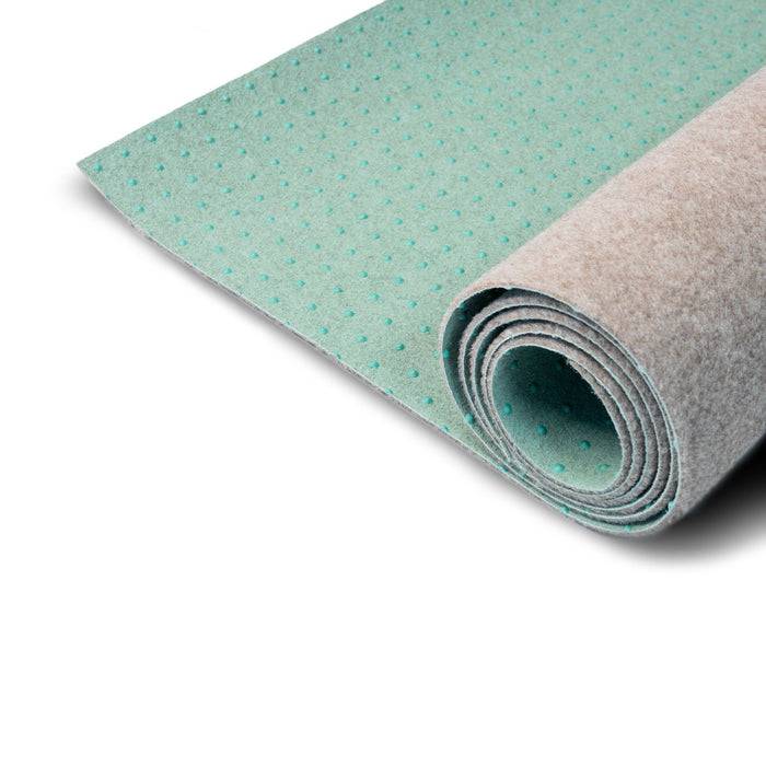 Ein aufgerolltes Stück grünem Schaumstoff mit grauer Rückseite, mit kleinen, gleichmäßig über die Oberfläche verteilten Perforierungen, isoliert auf Weiß.