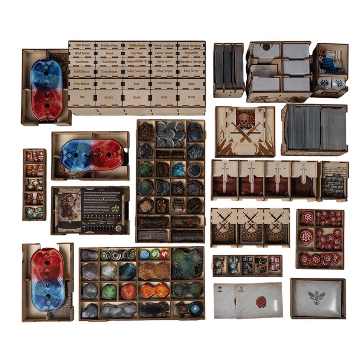 Brettspiel-Organizer mit Fächern für Karten, Spielmarken, Würfel und Spielfiguren. Ordentlich angeordnet für effizientes Spielaufbau.