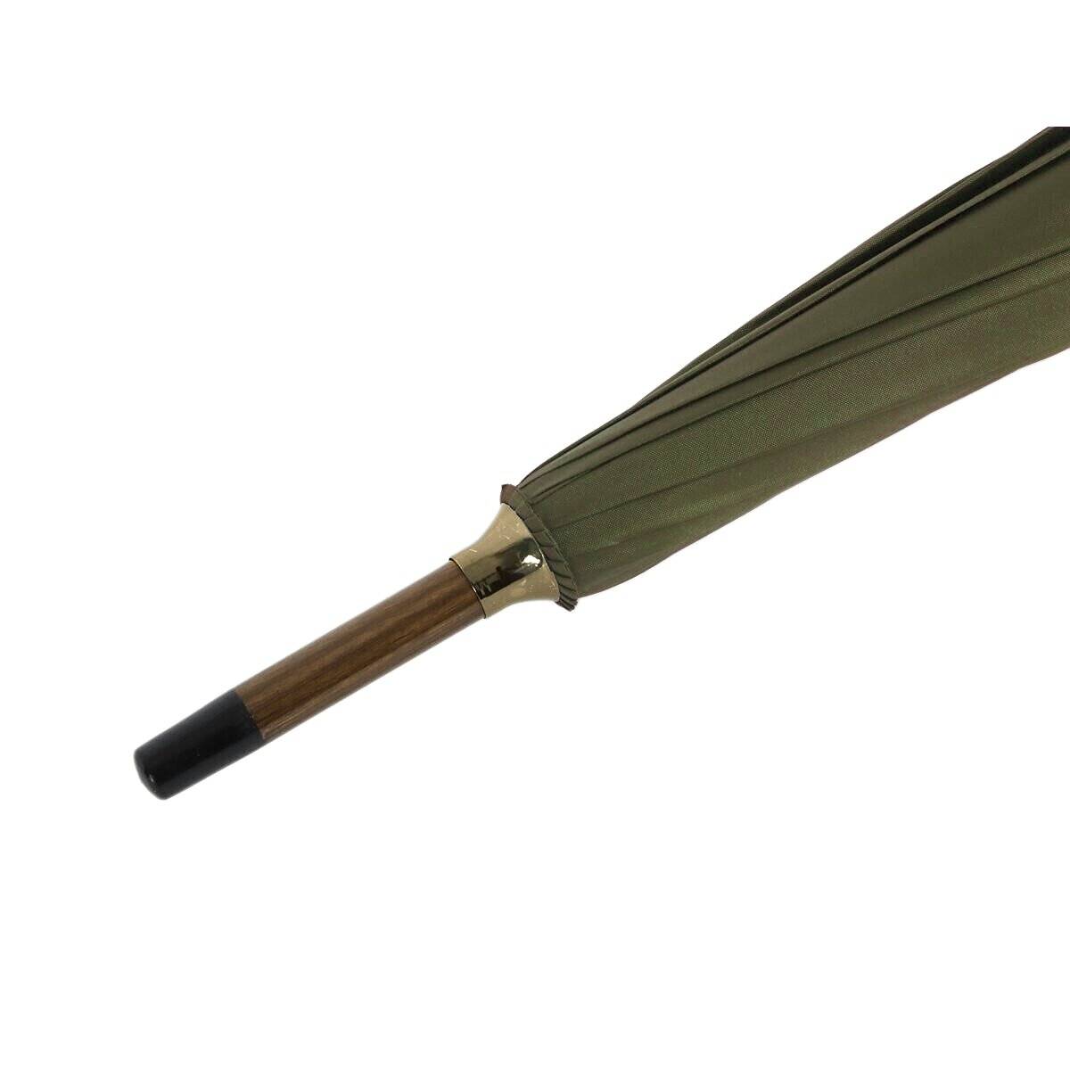 Ein geschlossener olivgrüner Regenschirm mit Holzgriff und schwarzer Spitze, auf weißem Hintergrund platziert.