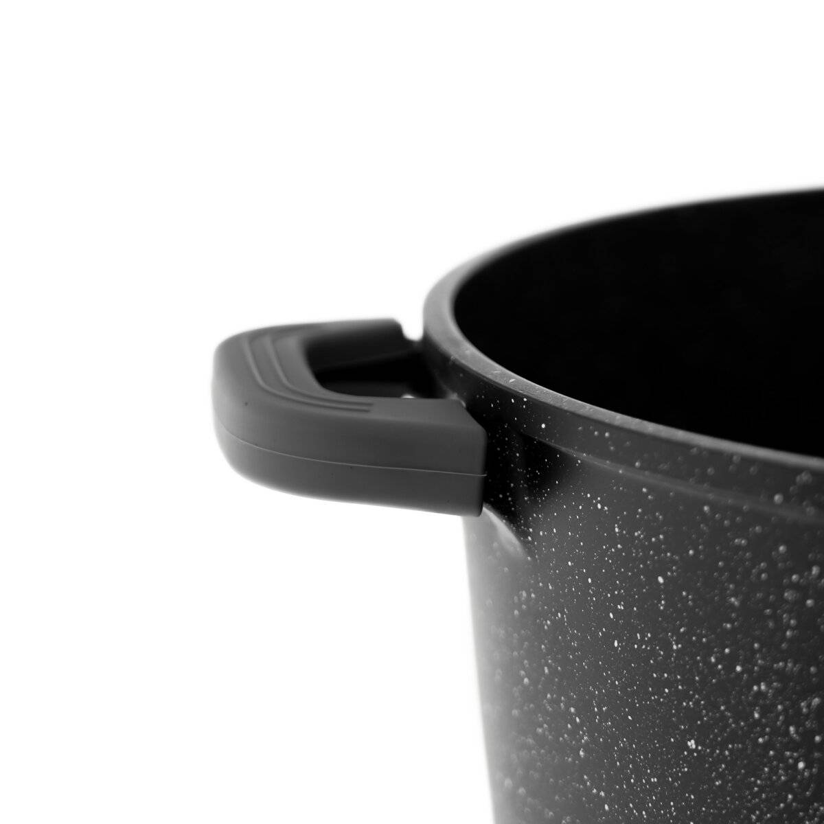 Ein schwarzer gefleckter Topf mit einem Griff auf weißem Hintergrund.