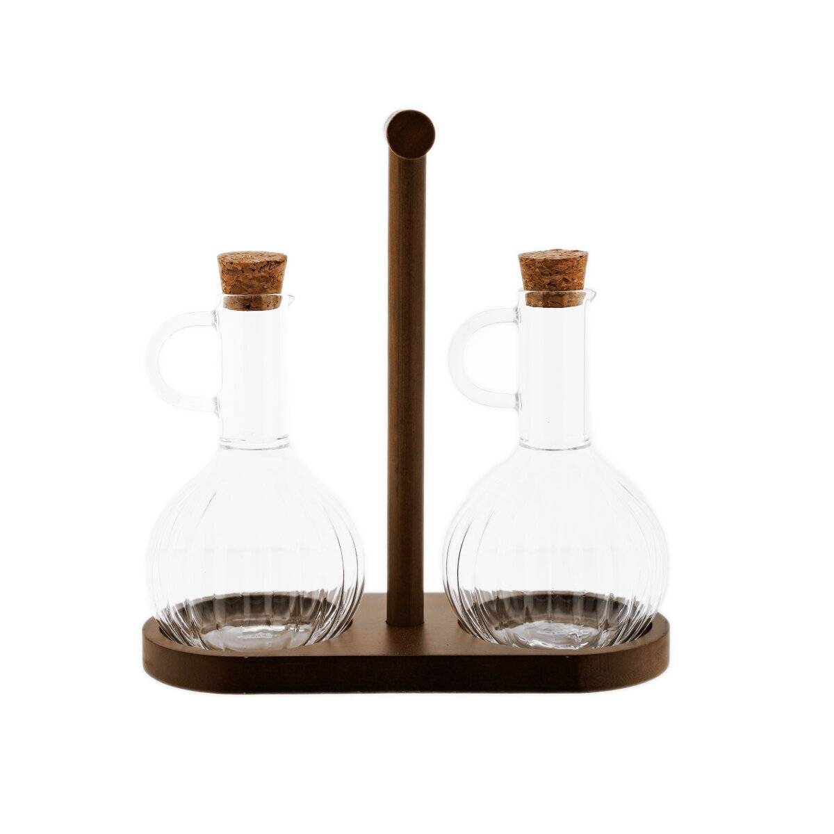 Zwei klare Glaskare mit Korkstöpseln stehen auf einem Holzständer mit zentralem Griff.