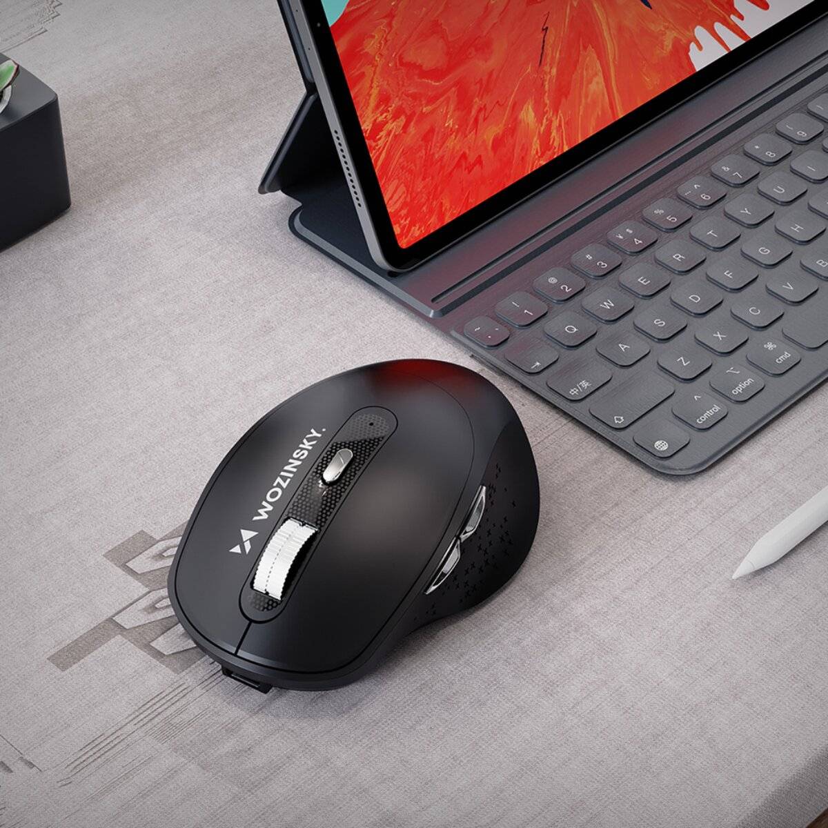 Ein Tablet mit einem roten abstrakten Bildschirm steht auf einem Schreibtisch und ist mit einer Tastatur verbunden. Eine schwarze kabellose Maus mit der Aufschrift „WOZINSKY