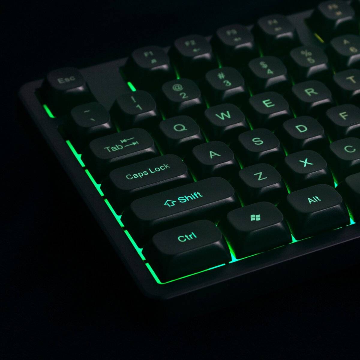 Eine hinterleuchtete Tastatur mit grünen LED-Lichtern beleuchtet die Tasten und erzeugt einen leuchtenden Effekt.