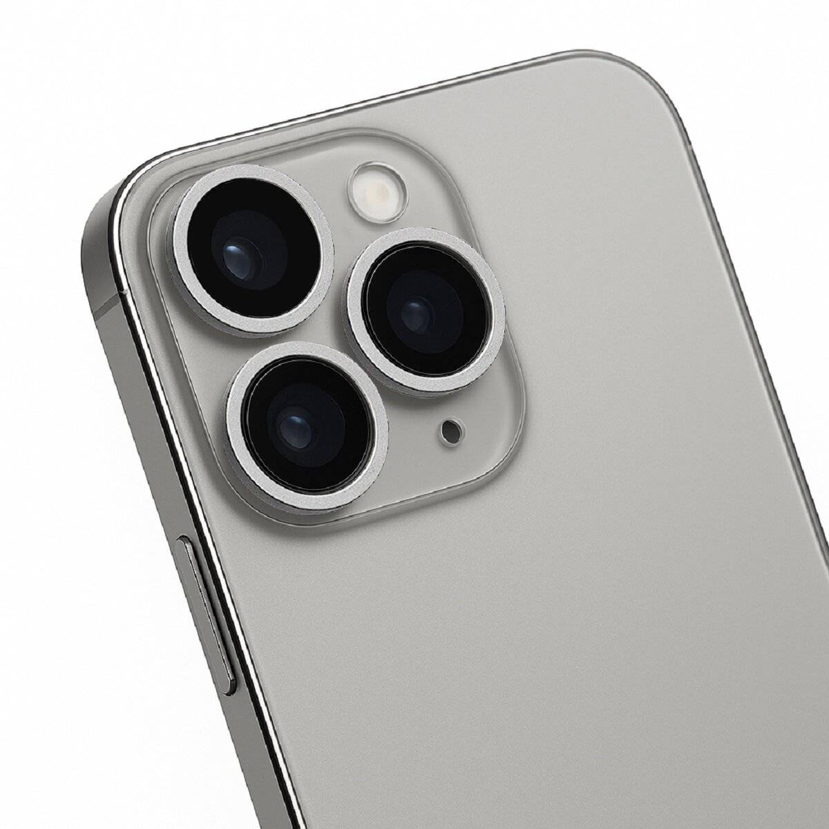 Das Smartphone verfügt auf der Rückseite über eine Triple-Kamera-Anordnung in einem eleganten Design, das fortschrittliche Fotografie-Funktionen in einer minimalistischen Ästhetik hervorhebt.