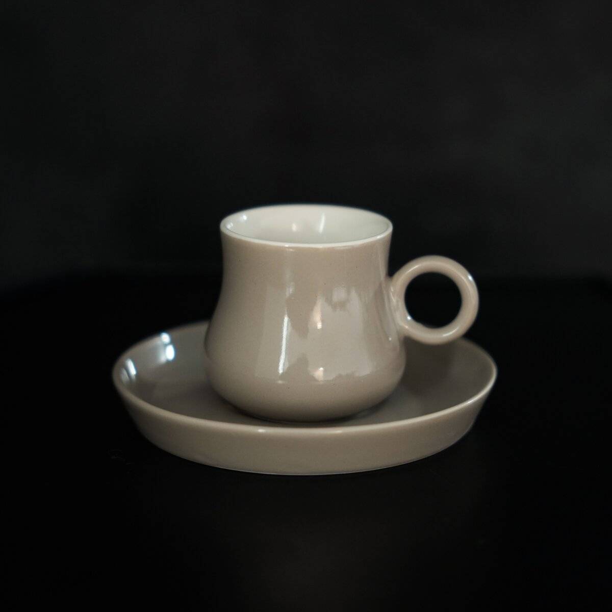 Ein Vakuumiergerät verpackt Teigtaschen auf einer Arbeitsplatte in der Küche, umgeben von Mehl, Kräutern und Besteck, was die Zubereitung von hausgemachten Speisen zeigt.