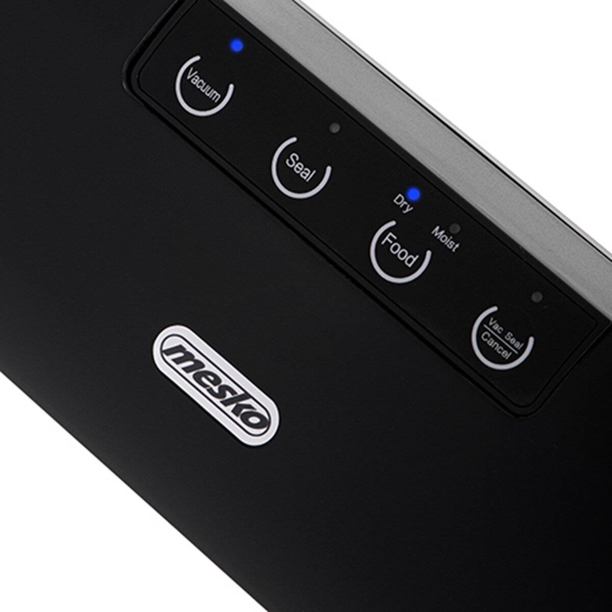 Eine geschlossene rosa Lunchbox mit rechteckiger Form und einer Verschlusssperre an der Vorderseite.