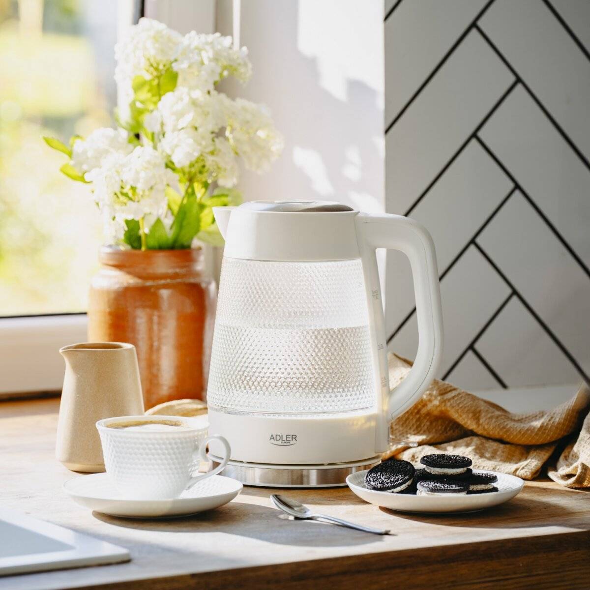 Adler AD 1306 Glas-Wasserkocher 1,8 L, 2200 W, LED-Beleuchtung - Weiß