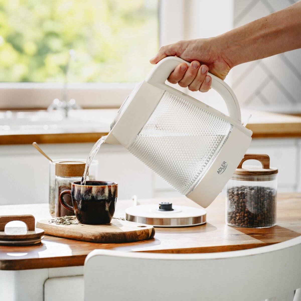 Adler AD 1306 Glas-Wasserkocher 1,8 L, 2200 W, LED-Beleuchtung - Weiß