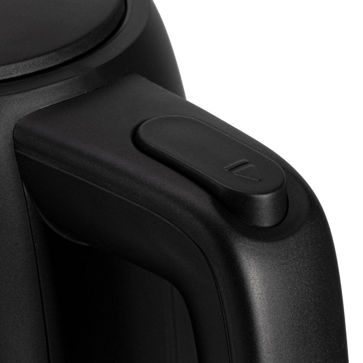 Ein schwarzer Wasserkettel-Griff mit einem Knopf, entwickelt für einfaches Greifen. Das Bild konzentriert sich auf die ergonomische Kurve und die Platzierung des Knopfes.