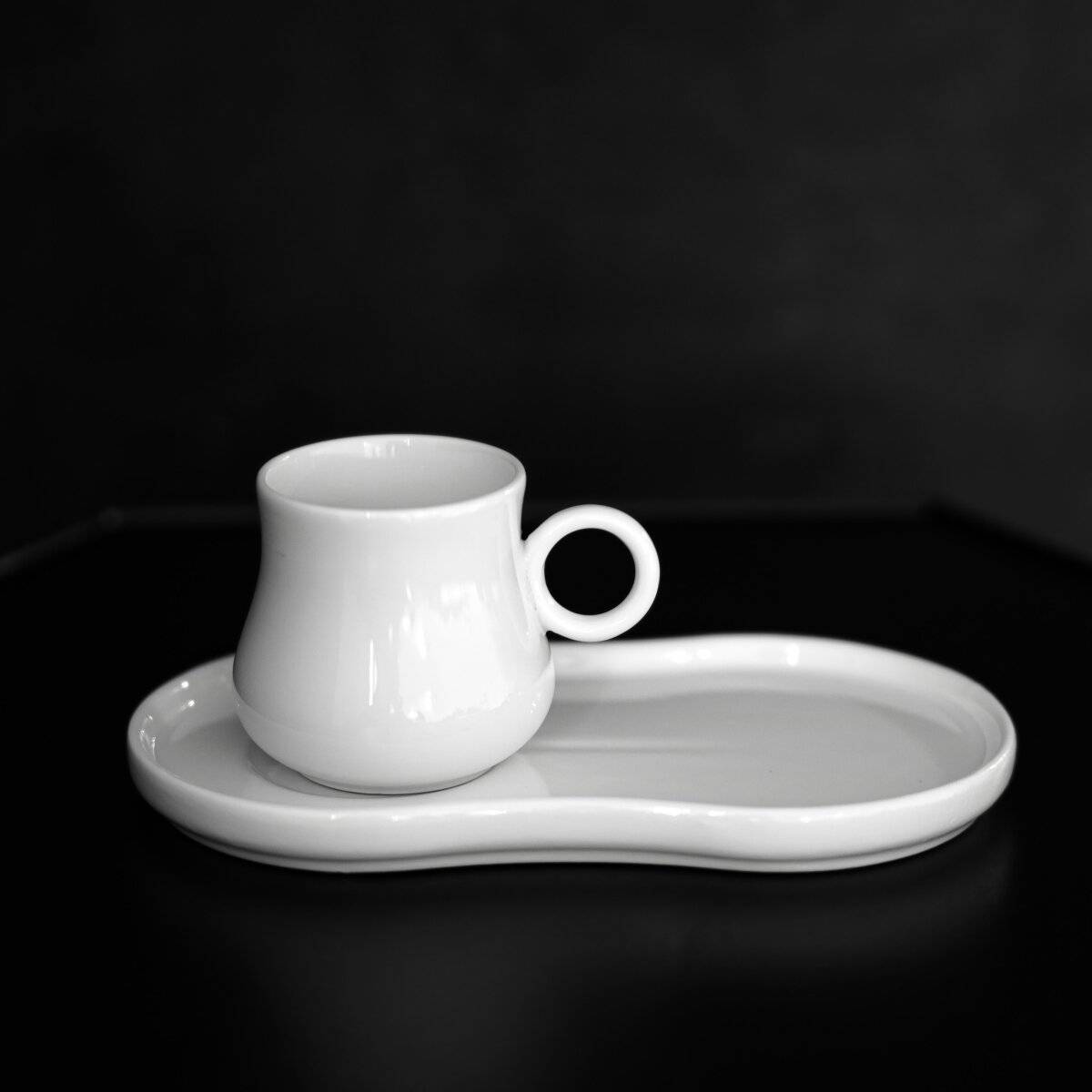 Elektrischer Wasserkocher mit einem Knopf mit der Aufschrift „Drücken