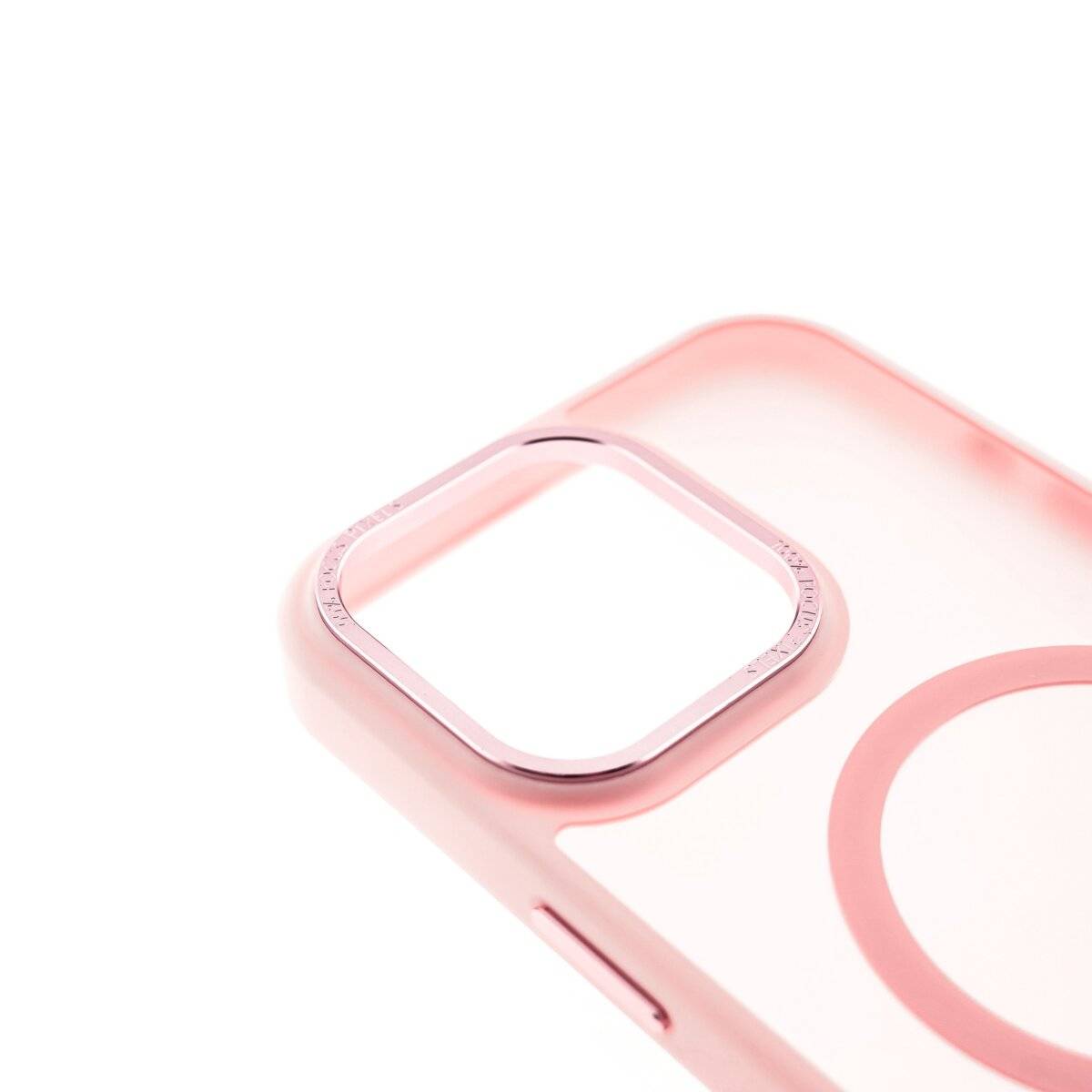 Ein Nahaufnahmebild einer rosa transparenten Handyhülle mit einem kreisförmigen Abschnitt und einer Öffnung für ein Kamera-Array, gezeigt auf weißem Hintergrund.