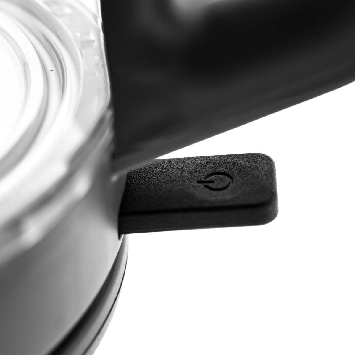 Eine Nahaufnahme des Schalters einer Wasserkocher mit geprägtem Stromsymbol.