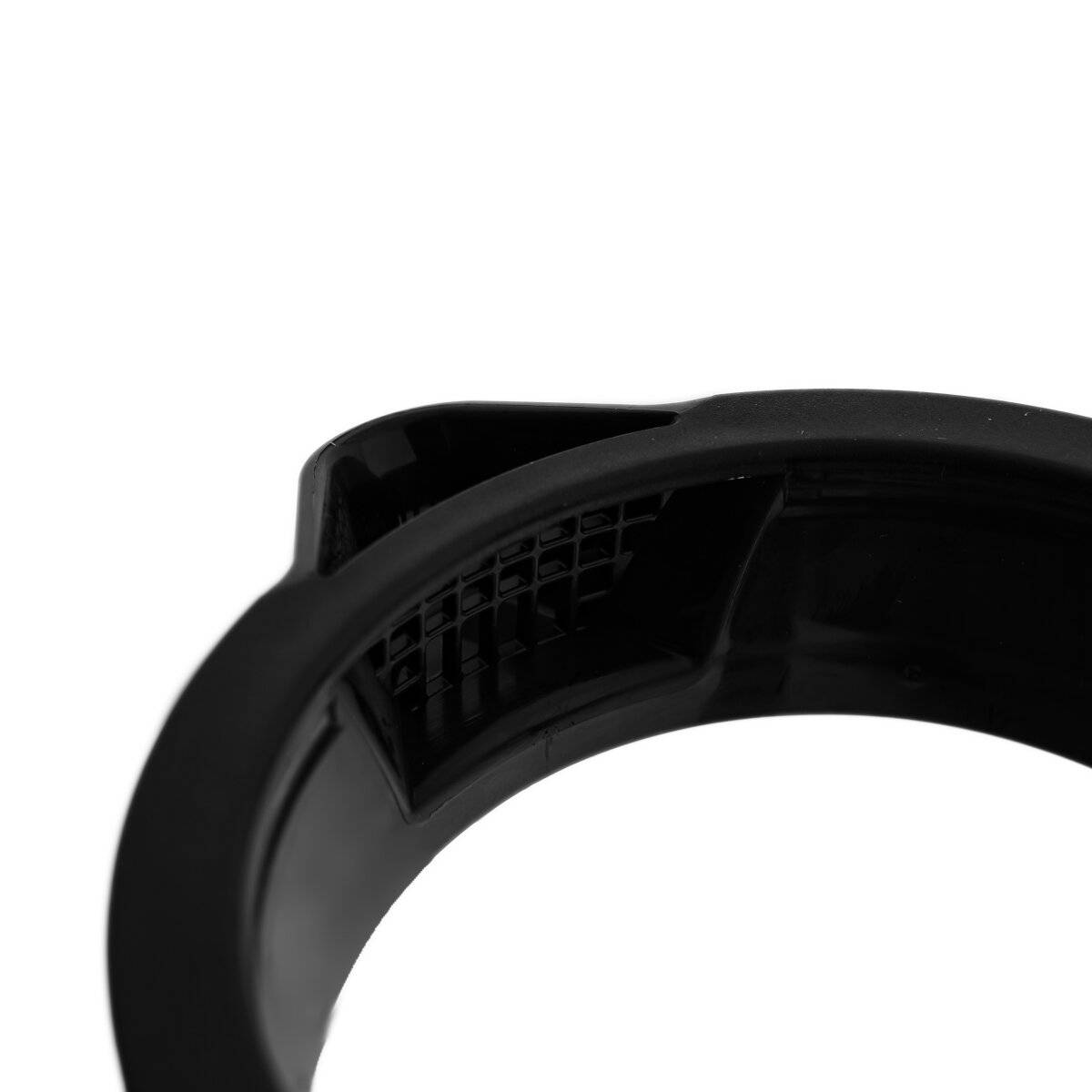 Ein Nahaufnahmebild einer schwarzen Kunststoff-Lüfterschrumpfung für Kraftfahrzeuge mit glatten Oberflächen und einer inneren Gitterstruktur für Luftstrom.