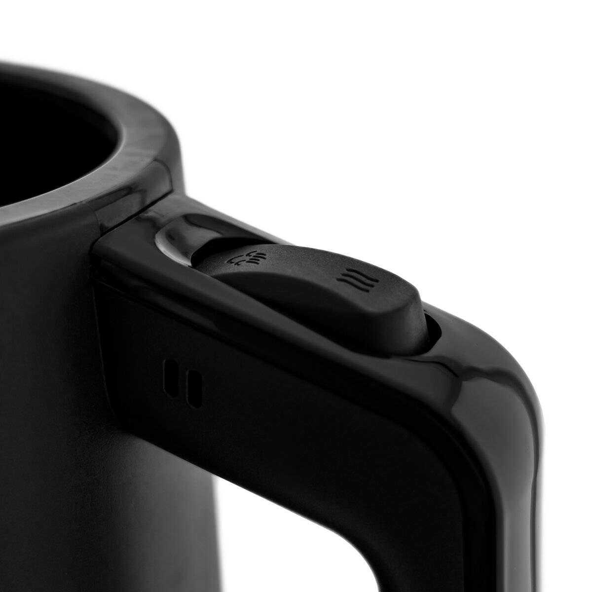 Eine Nahaufnahme des Henkels einer schwarzen Tasse mit einer integrierten Temperaturregelungstaste oben, die ein kleines digitales Display aufweist.