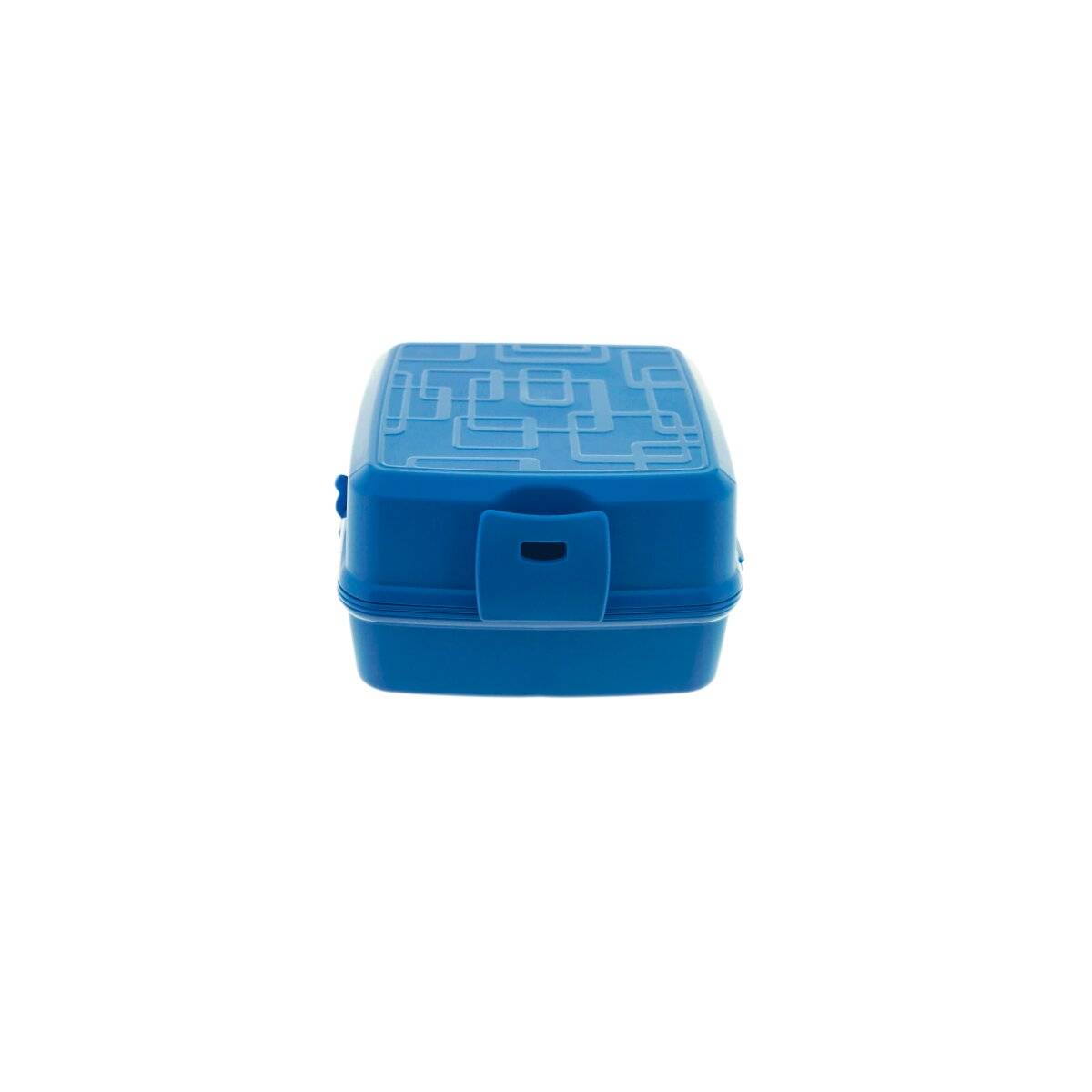 Eine blaue rechteckige Lunchbox mit geometrischem Muster auf dem Deckel, geschlossen und von vorne vor weißem Hintergrund betrachtet.