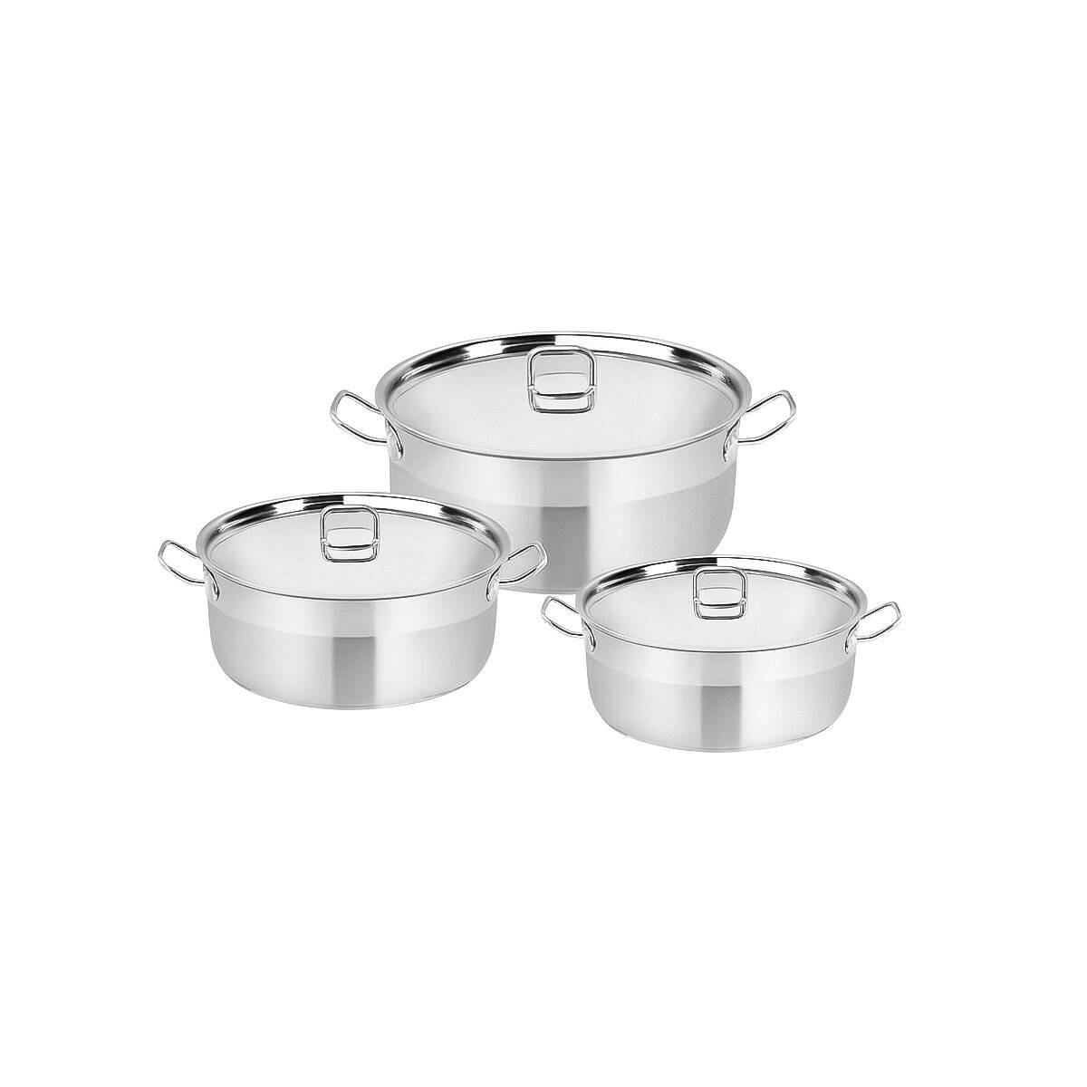 Drei Edelstahlkochtöpfe mit Deckeln in verschiedenen Größen, jeweils mit zwei Seitengriffen, ordentlich auf weißem Hintergrund angeordnet.
