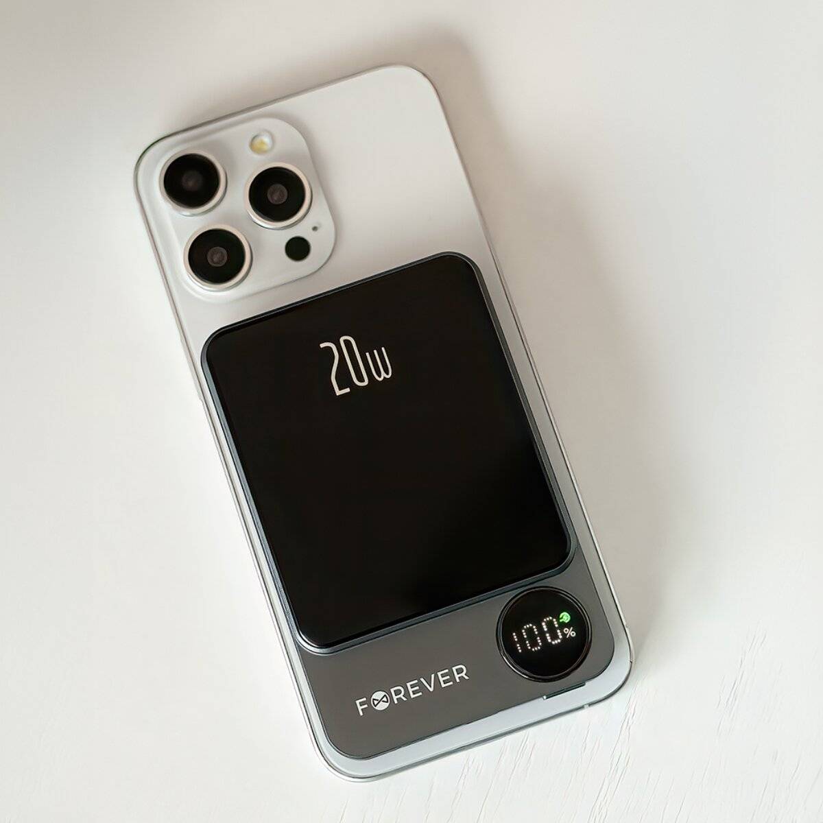 Eine schwarze elektrische Sandwichpresse von vorne betrachtet; das Muschelschalen-Design ist leicht geöffnet und gibt den Blick auf die inneren Grillplatten frei.