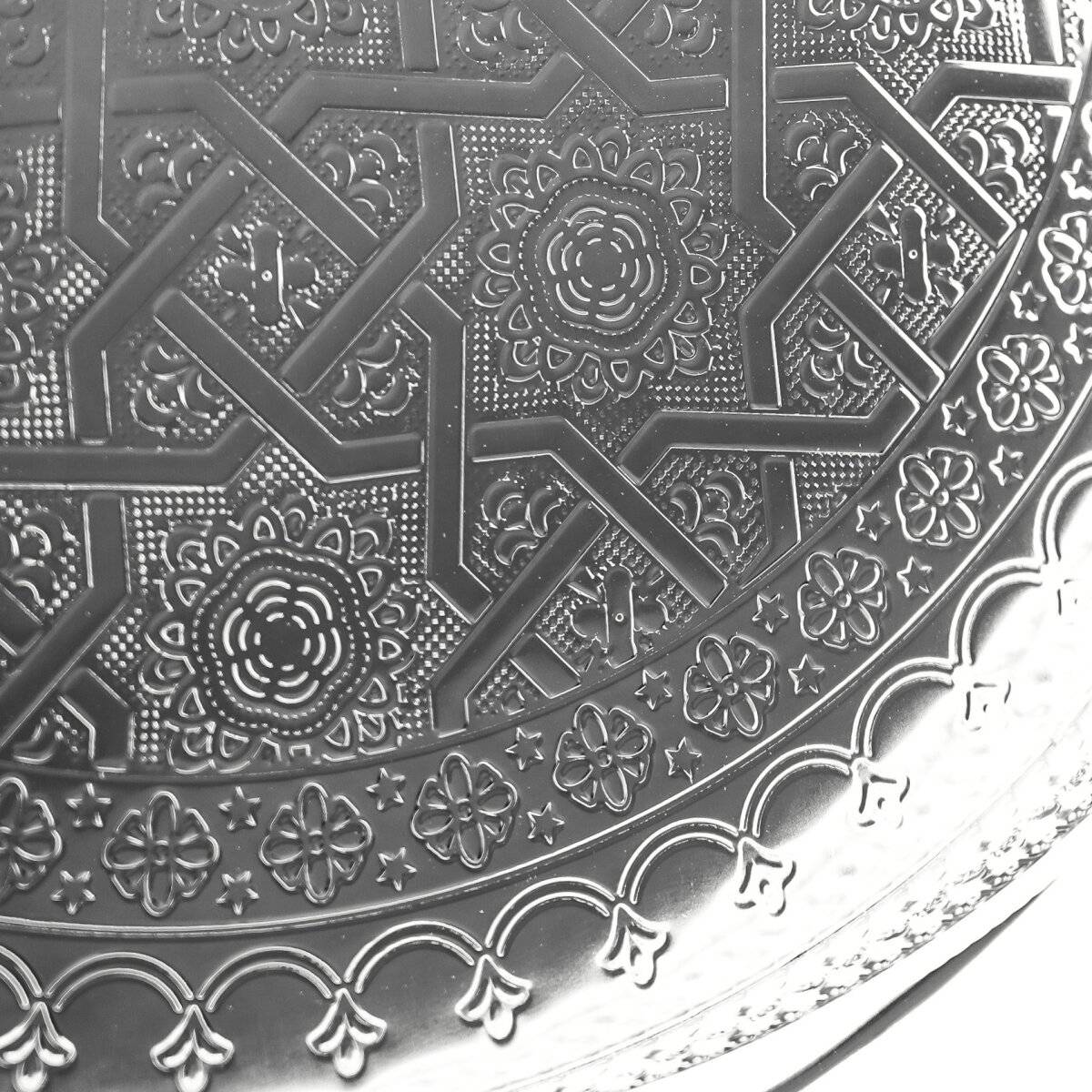 Eine hellblaue, geteilte Bento-Box mit vier Fächern, offen dargestellt.