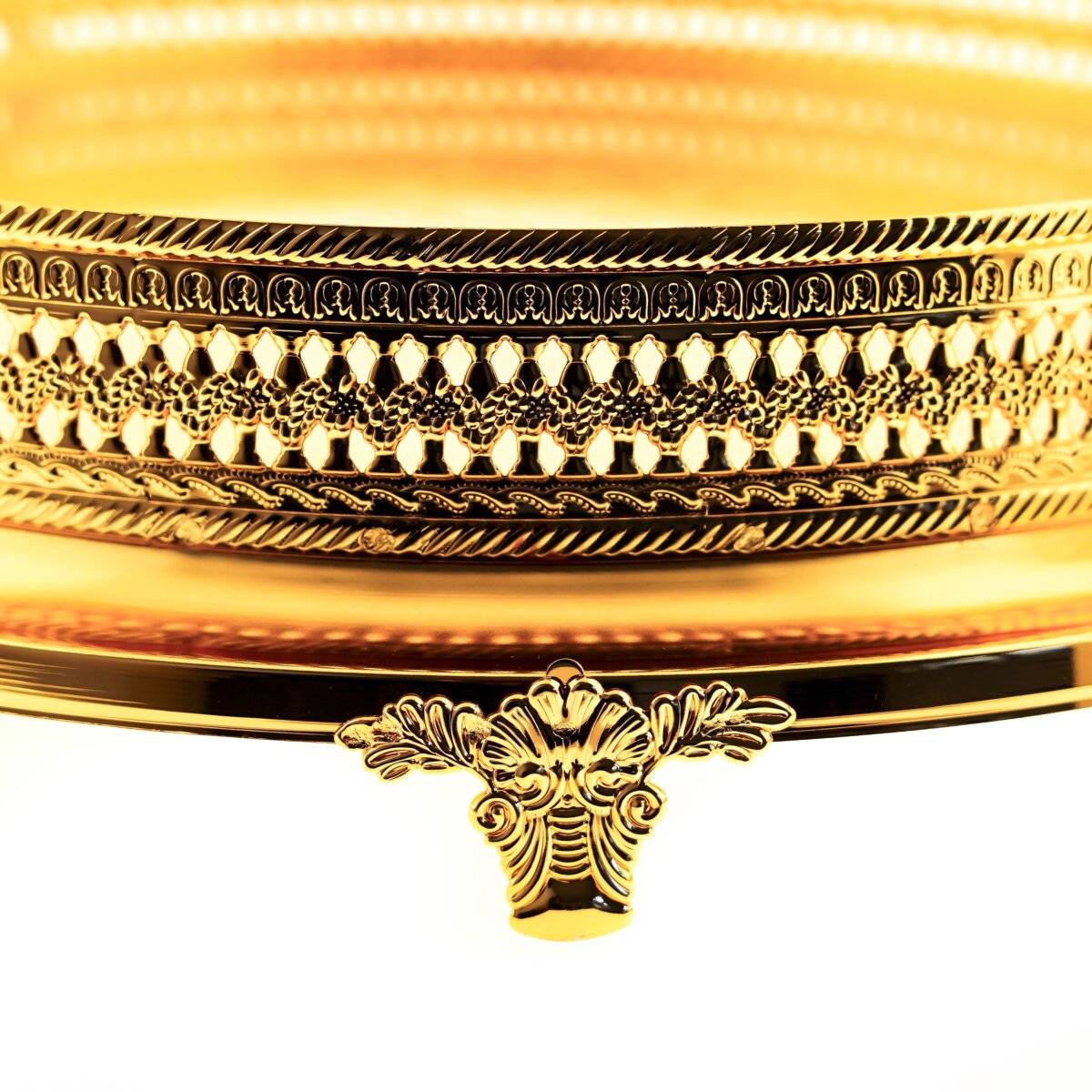 Eine Nahaufnahme eines kunstvollen, vergoldeten Objekts mit feinen Mustern und dekorativen Details, das Luxus und handwerkliche Kunstfertigkeit zur Schau stellt.