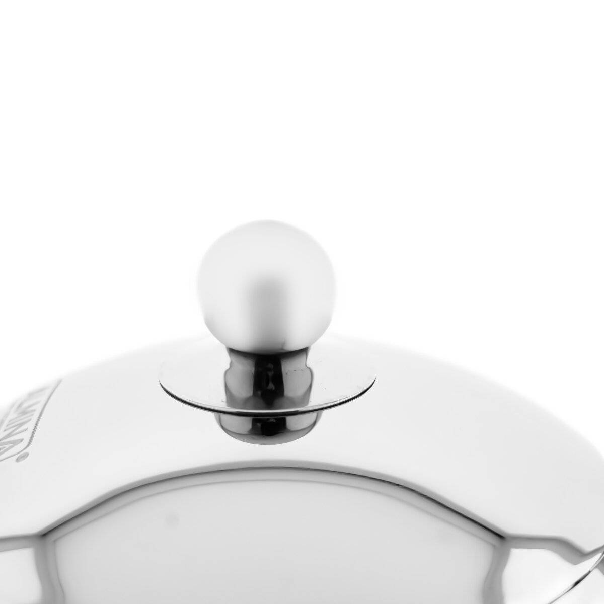 Silberner Deckel mit Kuppelform und rundem Griff oben, Teil eines Speise- oder Serviersatzes, mit glatter reflektierender Oberfläche.