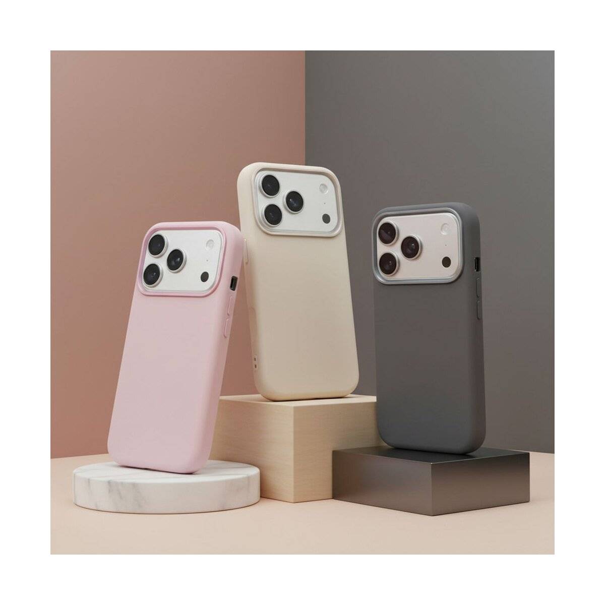 Drei Smartphones in rosa, beige und grauen Schutzhüllen sind auf geometrischen Podesten vor einem minimalistischen Hintergrund angeordnet.