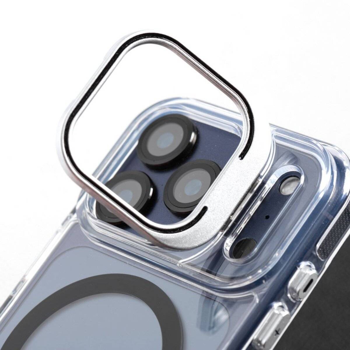 Ein durchsichtiges Smartphone-Gehäuse mit einem metallischen Kameraobjektivschutz ist auf der Rückseite installiert und hebt seine Schutzfunktionen für die Kamera hervor.