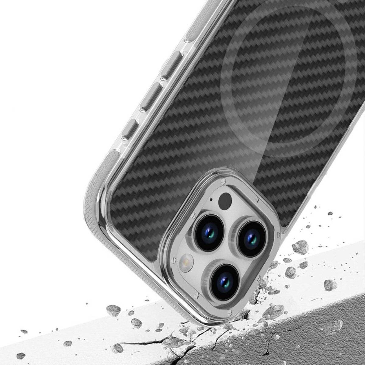 Ein Smartphone mit silbernem Rahmen und Triple-Lens-Kamera liegt auf einer rissigen Oberfläche mit sichtbaren Trümmern und zeigt damit die Widerstandsfähigkeit gegen Beschädigungen.