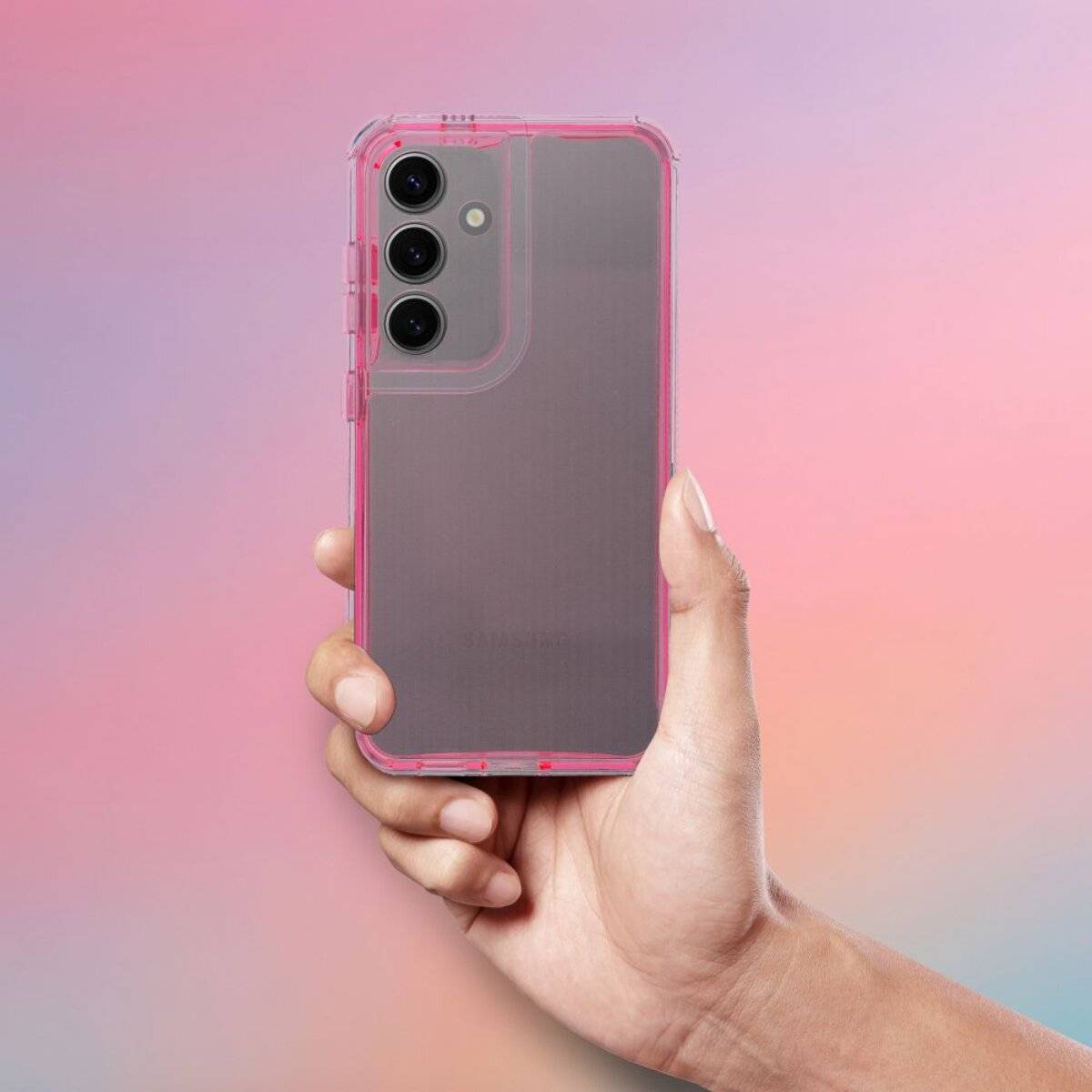 Eine Hand hält ein Smartphone mit einer rosa Schutzhülle vor einem pastellfarbigen Gradientenhintergrund.