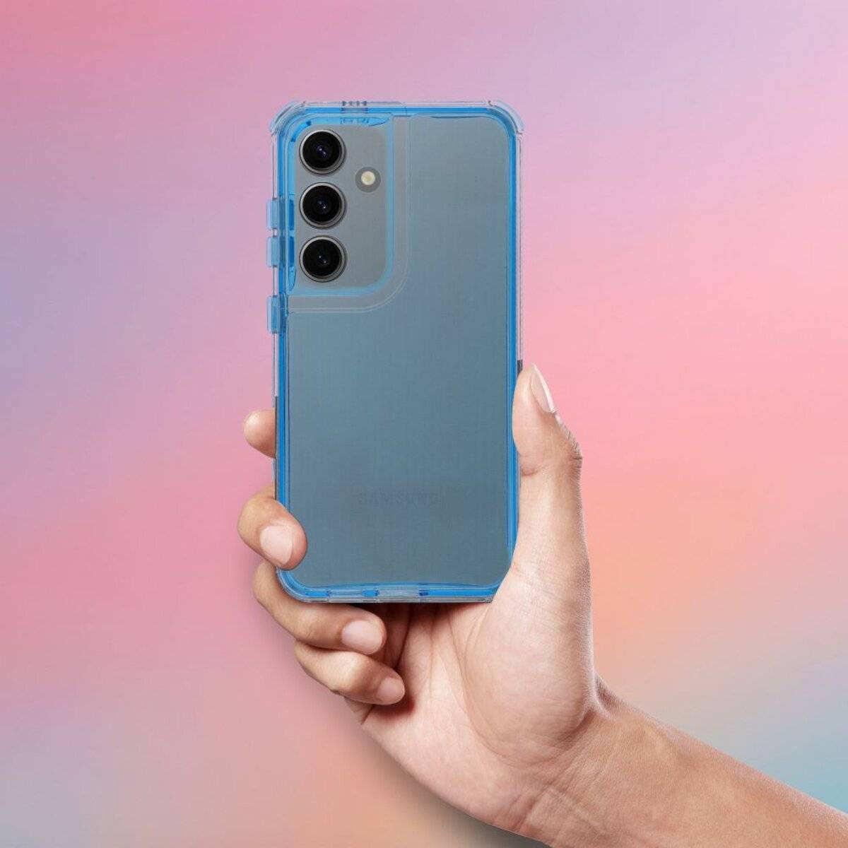 Ein Smartphone mit einem mehrfarbigen Bildschirm neben einer abnehmbaren Hülle mit drei Kameralinsen-Ausschnitten, angezeigt auf weißem Hintergrund.
