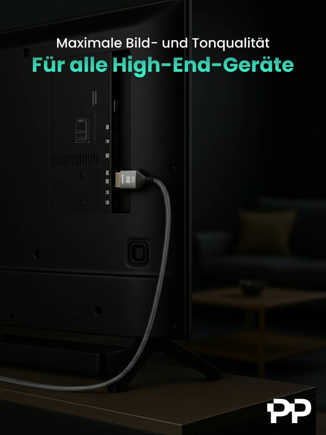 Ein Fernsehbildschirm, auf dem ein angeschlossenes HDMI-Kabel in einem schwach beleuchteten Raum mit unscharfem Hintergrundmöbel angezeigt wird. Der deutsche Text oben lautet „Für alle High-End-Geräte