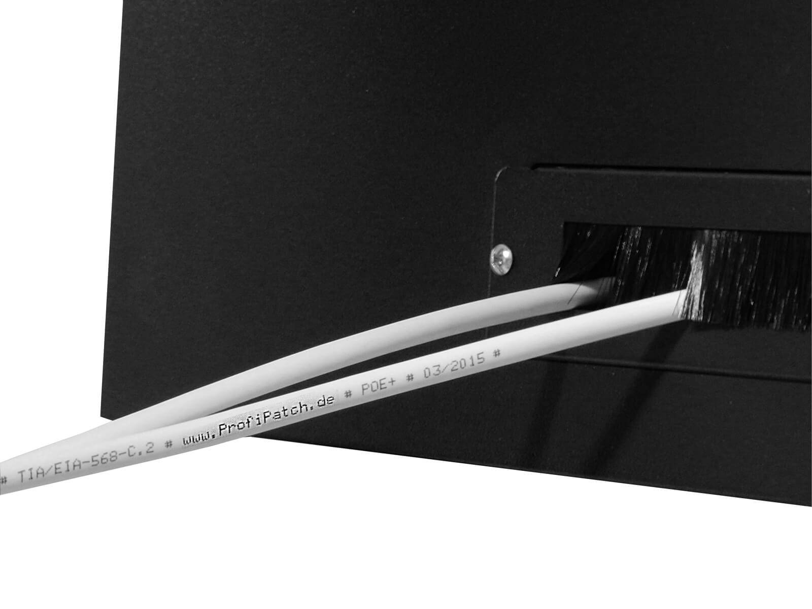 Eine Nahaufnahme eines schwarzen Netzwerk-Kabelmanagement-Panels mit durchgeführten Kabeln, die Kabelkennzeichnung und teilweise verdeckten Text zeigt.