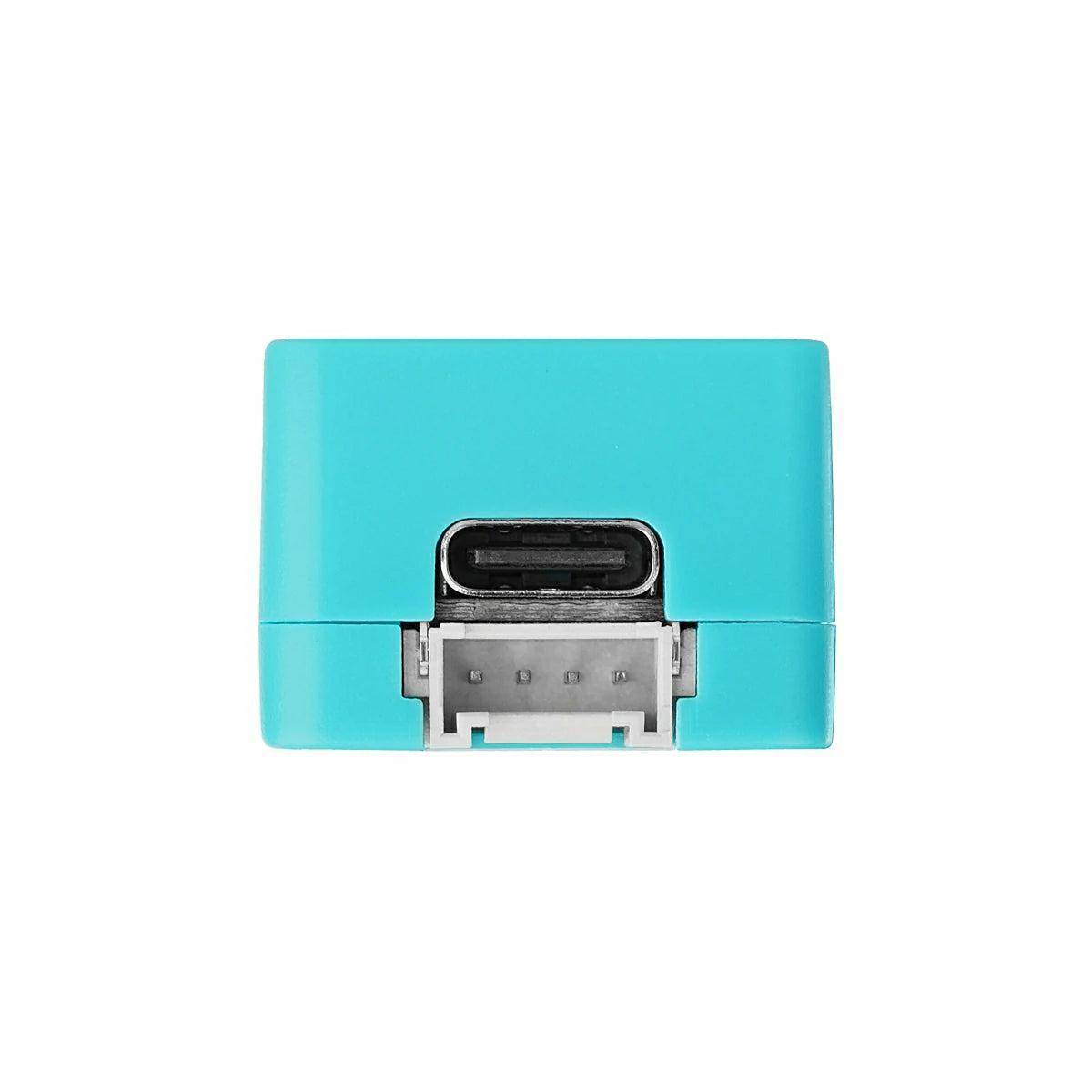 Ein blauer USB-C-Adapter mit Dockverbinder vor einem weißen Hintergrund.