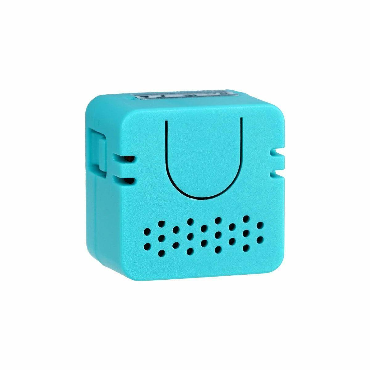 Ein kleines blaues elektronisches Gerät mit einer belüfteten Oberfläche und einer U-förmigen Klammer auf einer Seite, entworfen für tragbare oder tragbare Verwendung.