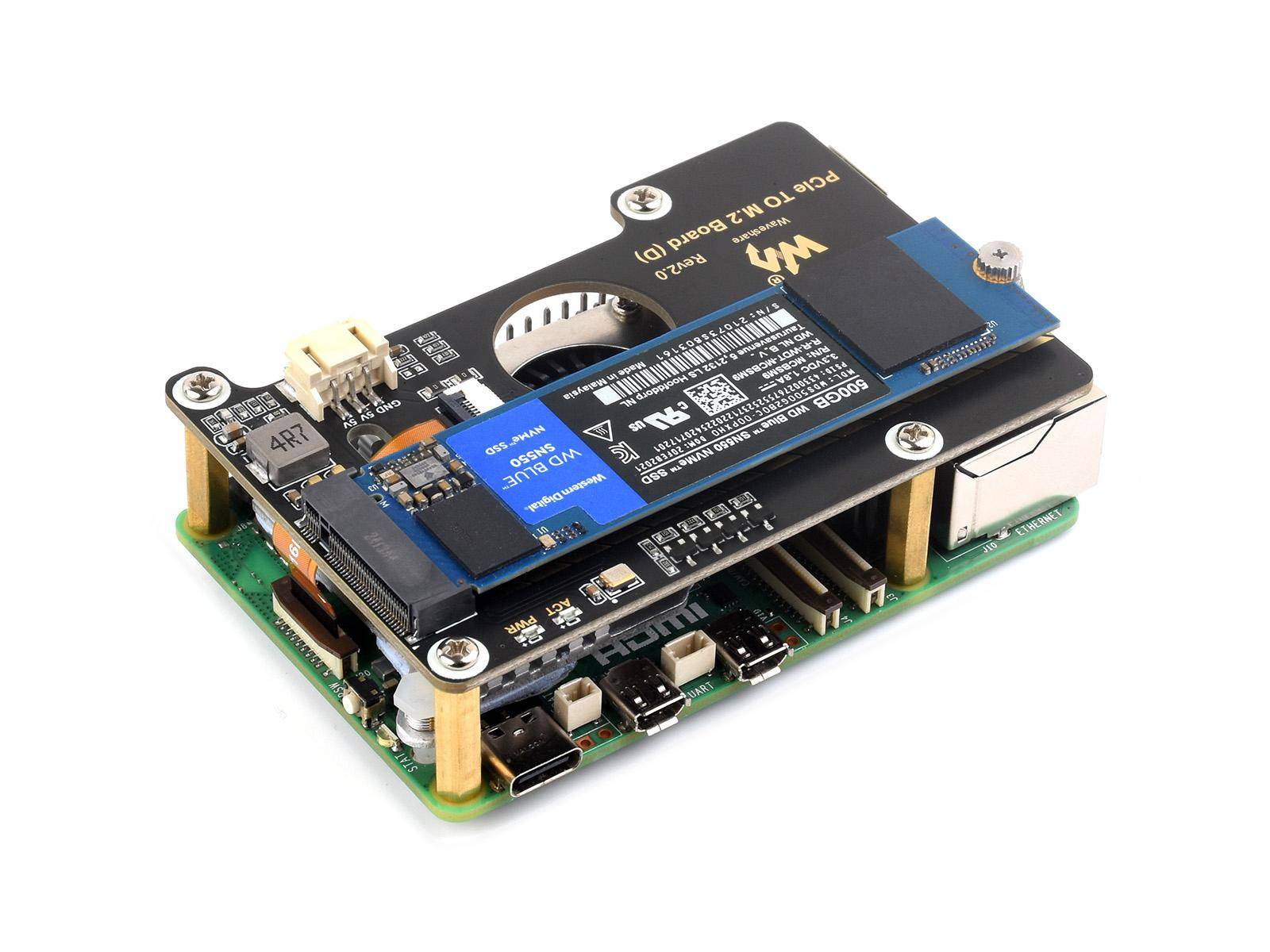 Ein Mini-Computer-Mainboard mit verschiedenen Anschlüssen, Steckverbindern und einer angebrachten blauen SSD.