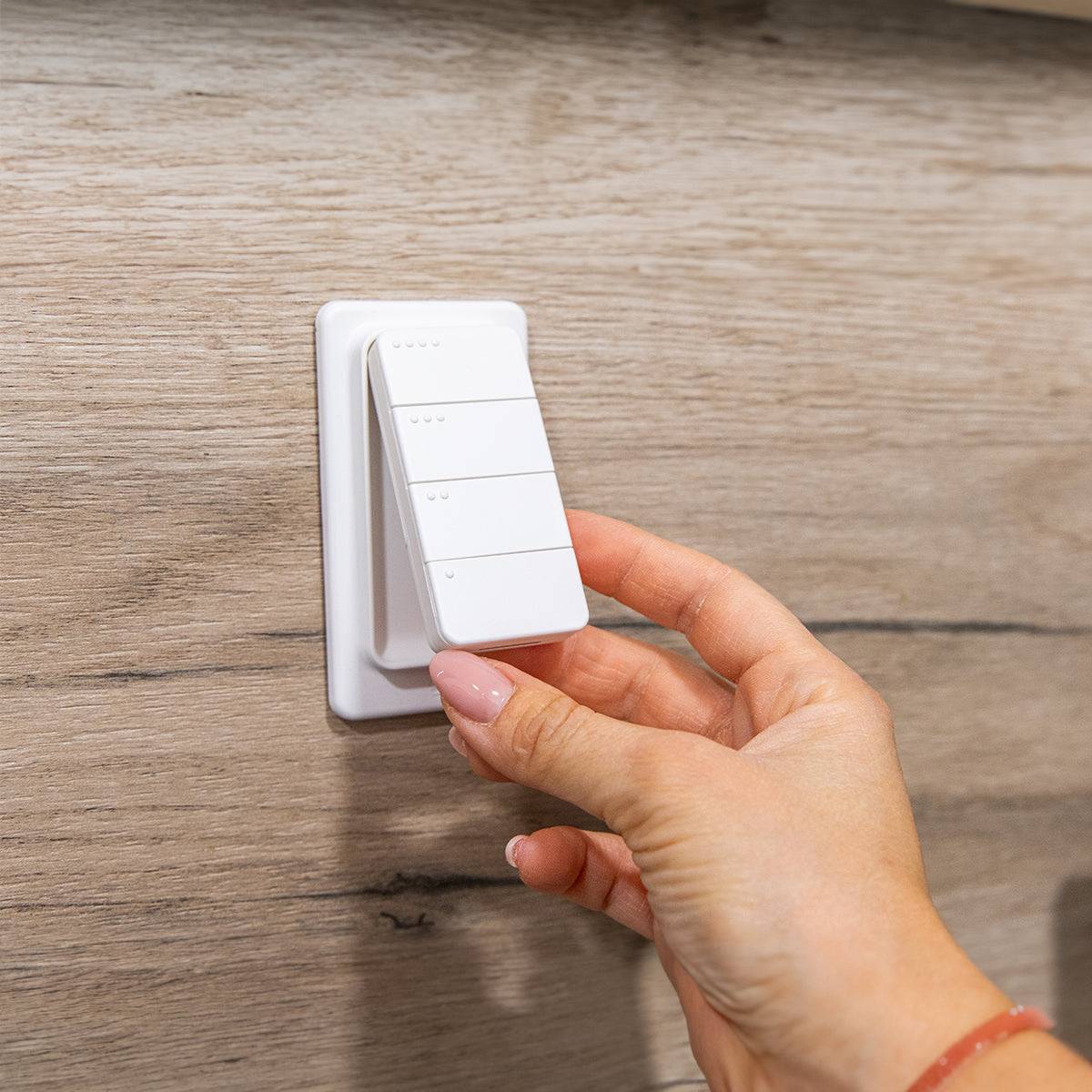 Eine Hand passt einen weißen Dimmerschalter an einer Holzwand an und zeigt die Funktionalität der Lichtsteuerung.