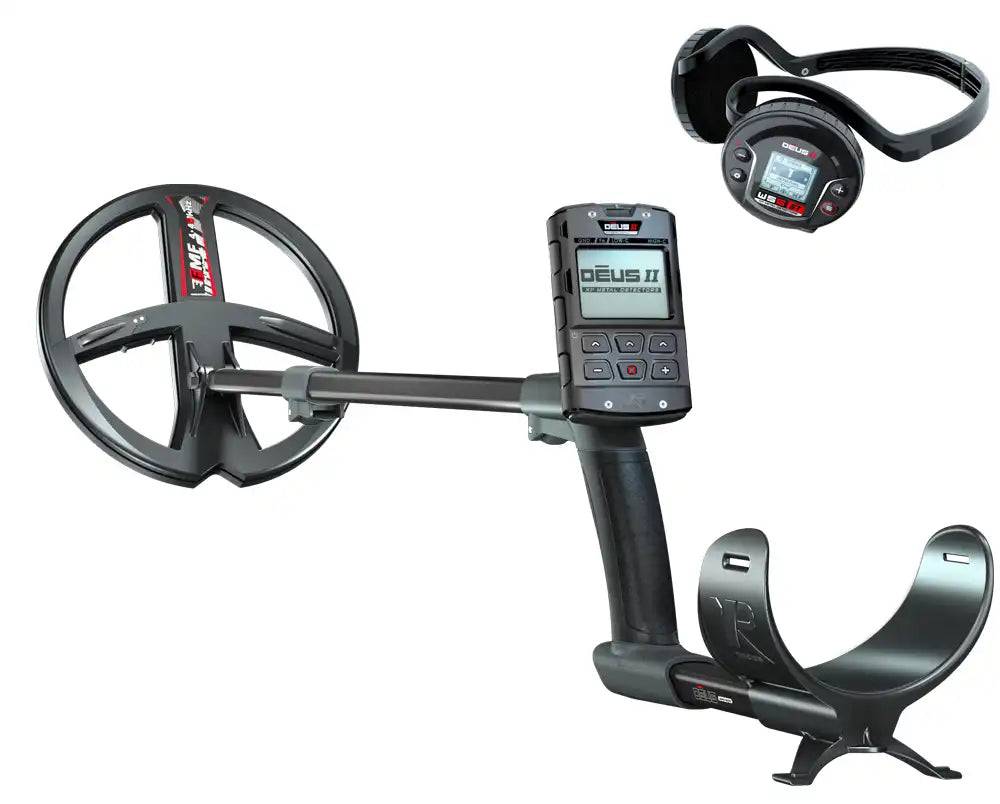 Ein Metalldetektor mit einer großen kreisförmigen Spule und digitaler Anzeige, mit der Bezeichnung „Deus II