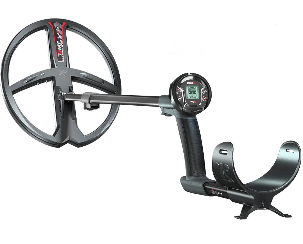 Metallildetektor mit großer Suchspule und Armstütze auf weißem Hintergrund