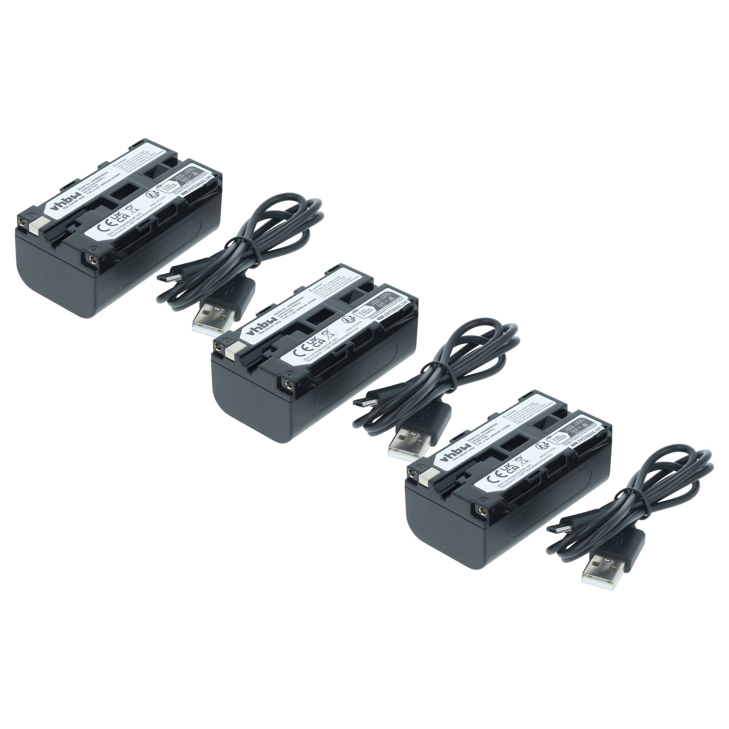 Drei wiederaufladbare Batteriepacks mit angebrachten USB-Kabeln sind in einer Reihe angeordnet. Jedes Batteriepack ist mit Sicherheits- und technischen Informationen gekennzeichnet.
