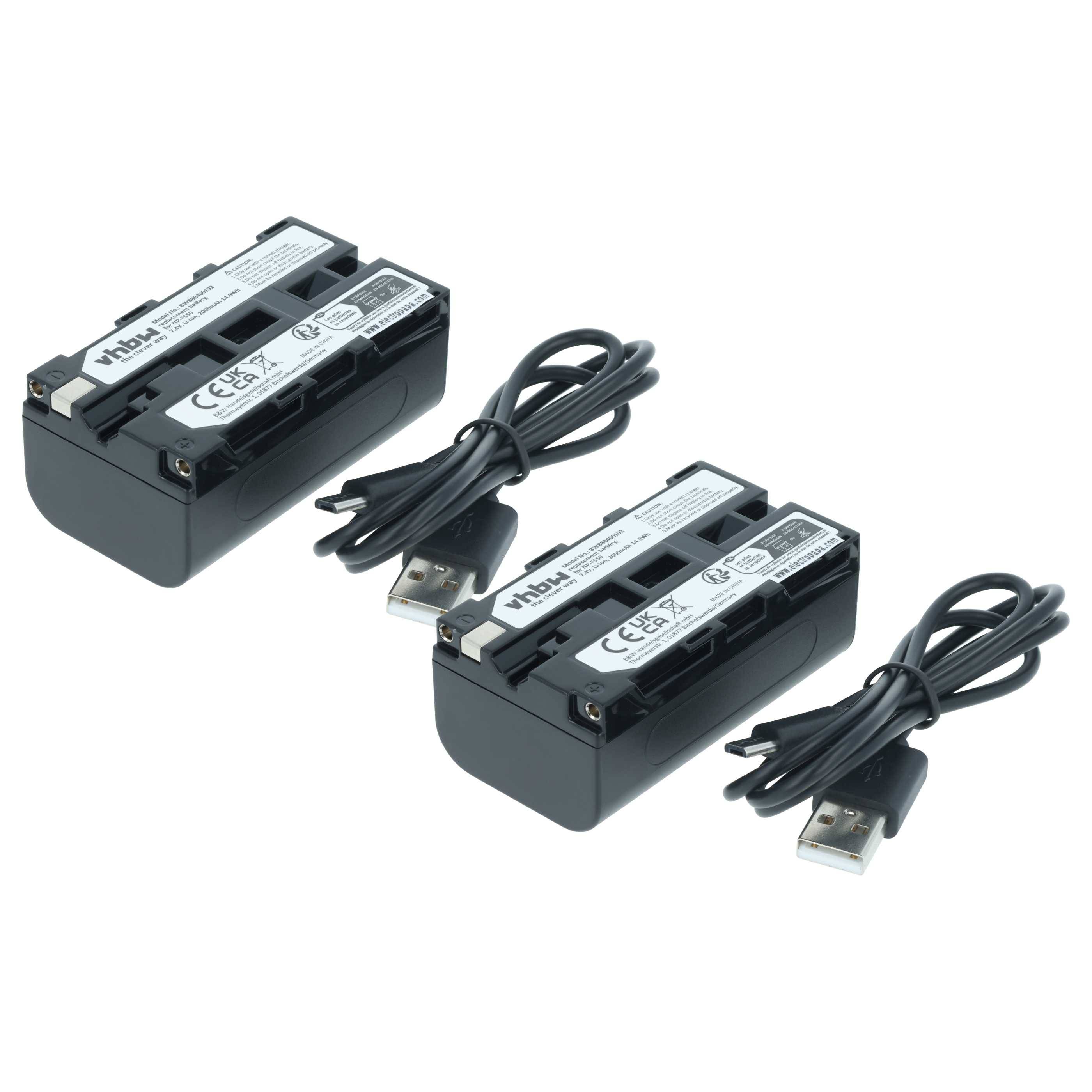 Zwei schwarze Akkupacks mit angebrachten USB-Kabeln zum Laden und Betreiben kompatibler Geräte.
