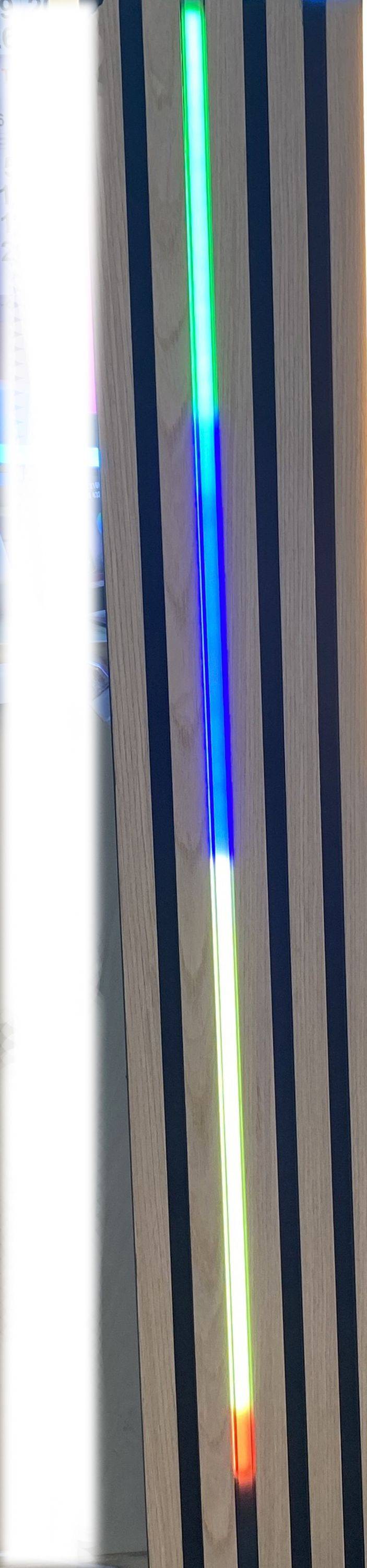 Vertikale Holzlatten mit einem auffälligen blau-weißen LED-Lichtstreifen, der zwischen ihnen verläuft und einen modernen Designeffekt erzeugt.