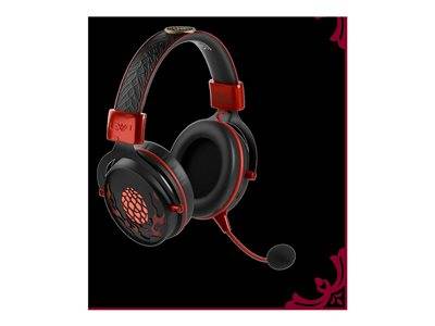 Ein schwarz-rotes Gaming-Headset mit Mikrofon, das ein dekoratives Muster auf der Ohrmuschel und dem Kopfbügel aufweist, vor einem schwarzen Hintergrund.