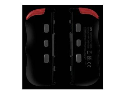 Zwei schwarze Gaming-Controller mit roten Akzenten, von der Seite gegen einen schwarzen Hintergrund fotografiert. Jeder hat Tasten und strukturierte Griffe.