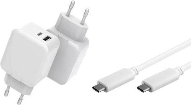 Ein weißes USB-C-Ladekabel und ein weißes Netzteil mit zwei runden Stiften zum Aufladen von elektronischen Geräten.