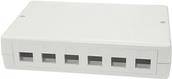 Ein weißer USB-Hub mit vier Anschlüssen, der zum Erweitern der Anzahl der verfügbaren USB-Verbindungen an einem Computer oder Gerät verwendet wird.