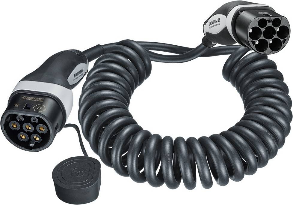 Aufgerolltes Elektrofahrzeug-Ladekabel mit zwei Steckverbindern und einer Schutzkappe auf weißem Hintergrund.
