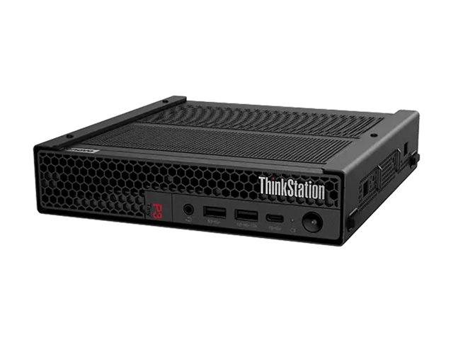Ein kompakter schwarzer Lenovo ThinkStation mit einem Wabenrost-Design, mit mehreren Anschlüssen auf der Frontplatte und gekennzeichnet als „ThinkStation P3".