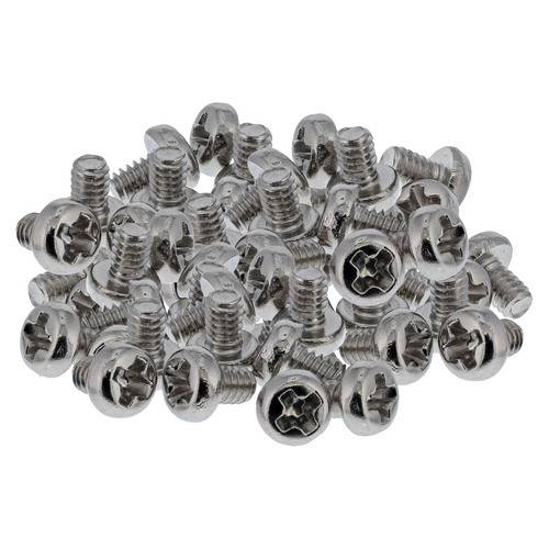 Ein Haufen glänzender silberner Schrauben mit Kreuzschlitzen, zufällig angeordnet, reflektierend Licht und zeigen detailliertes Gewinde.