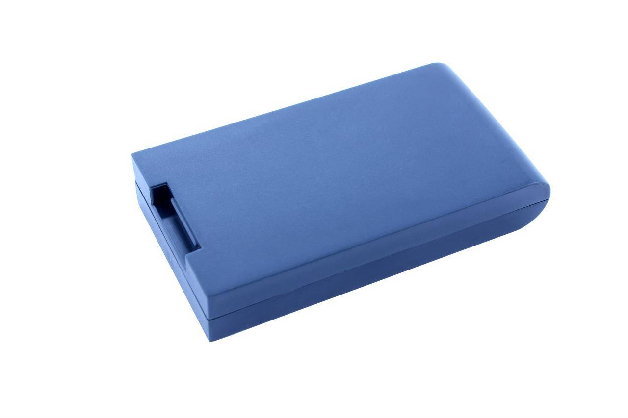 Ein blauerner rechteckiger Kunststoffbehälter mit einer kleinen Aussparung entlang einer Kante, wahrscheinlich zum Halten oder Sichern des Deckels.