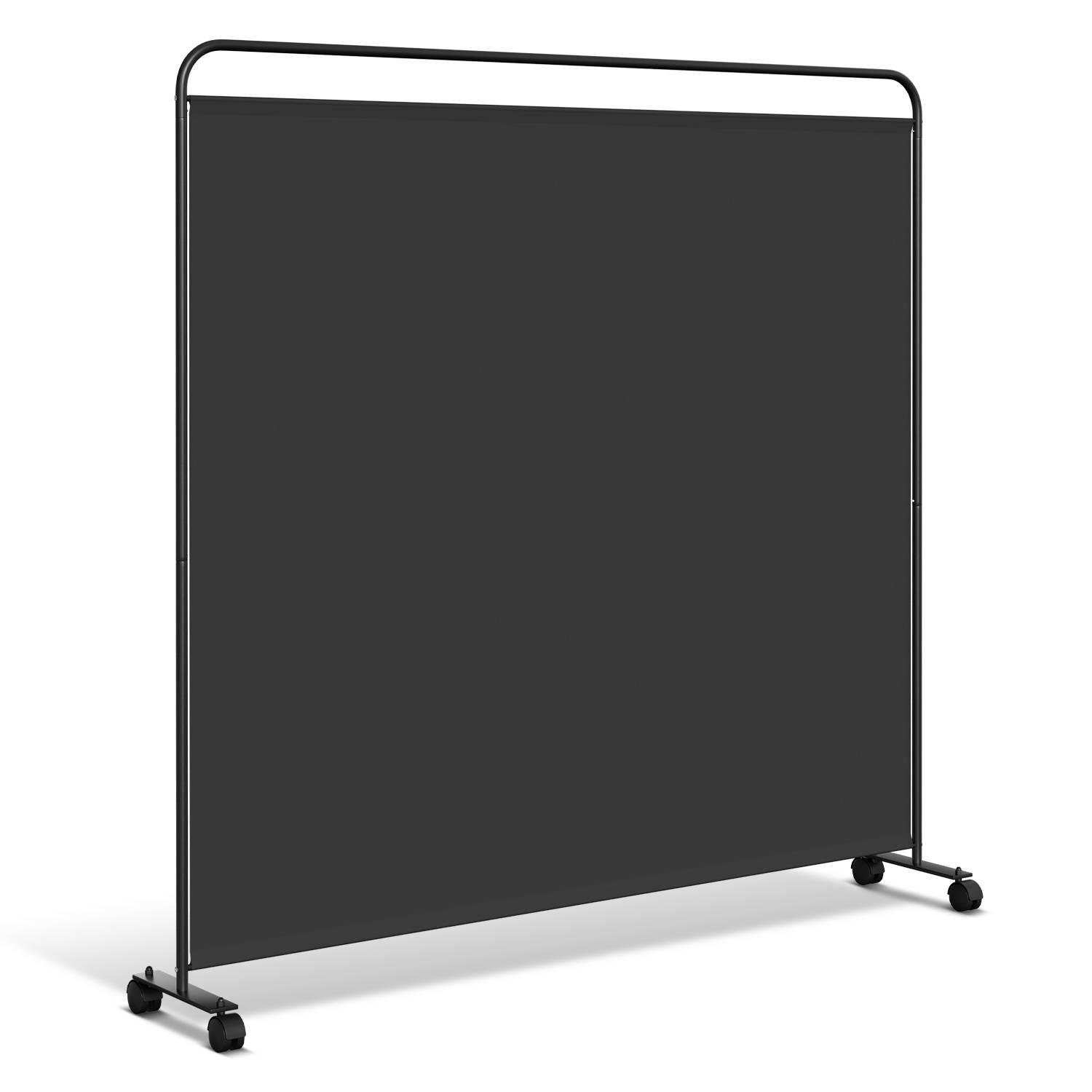 Ein mobiler Raumteiler mit einem schwarzen Panel, gestützt durch ein Metallgestell mit Rädern für einfache Beweglichkeit, geeignet für Büro- oder Klassenzimmernutzung.