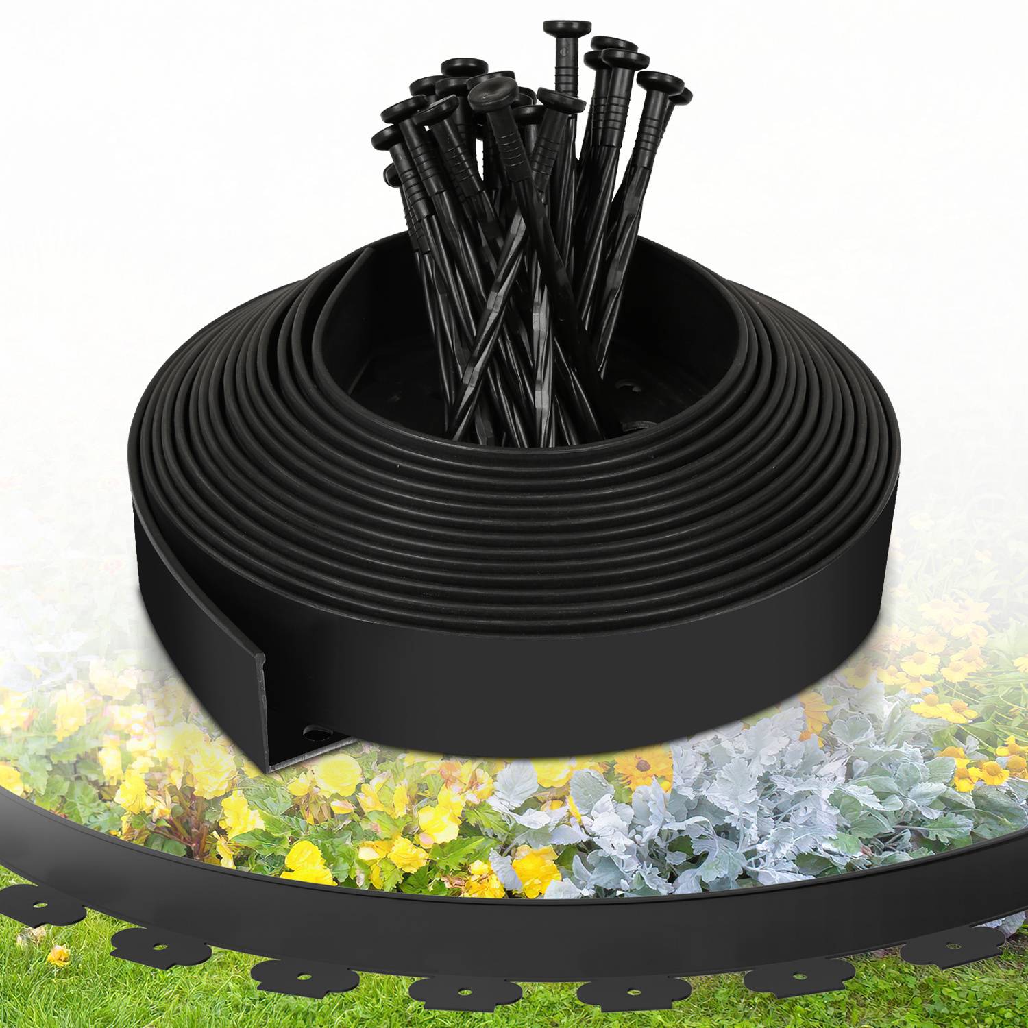 Schwarze Kunststoff-Gartenumrandung in Rollenform mit Spitzen, verwendet um den Rasen von Beeten mit gelben und weißen Blumen zu trennen.